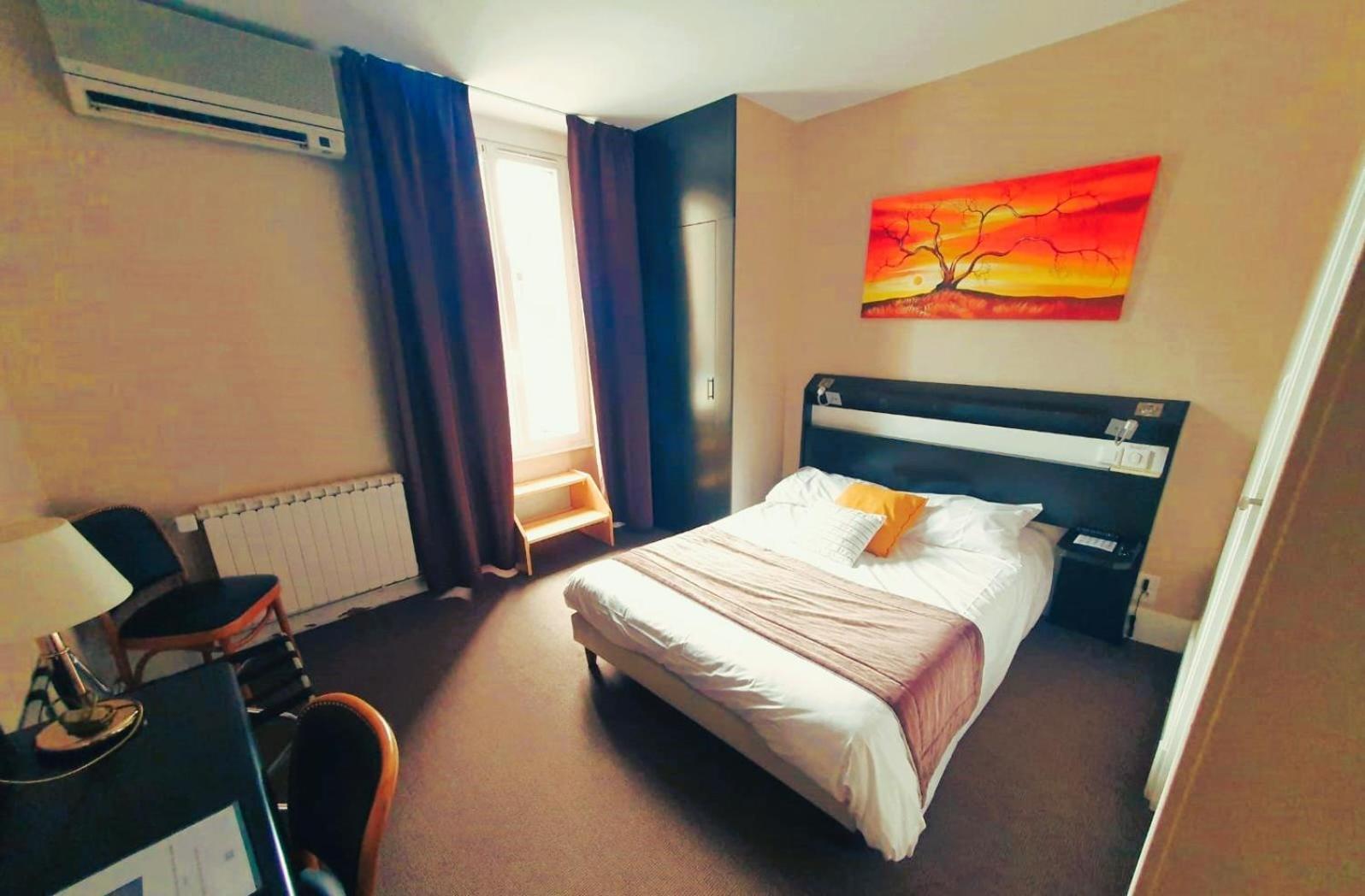 Logis Hotel Des Bourbons Монлюсон Екстер'єр фото