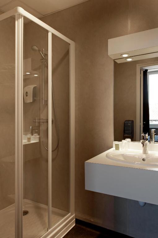 Logis Hotel Des Bourbons Монлюсон Номер фото